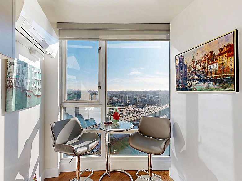 2706 1033 Marinaside Crescent