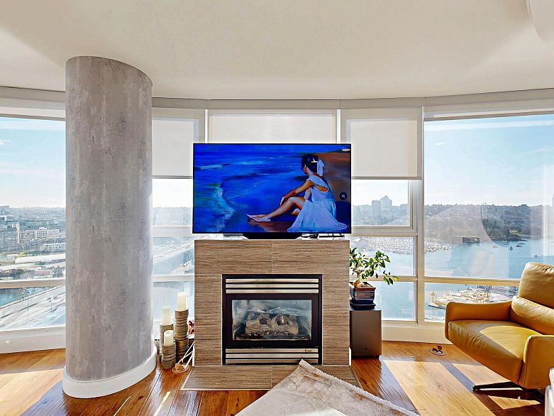 2706 1033 Marinaside Crescent