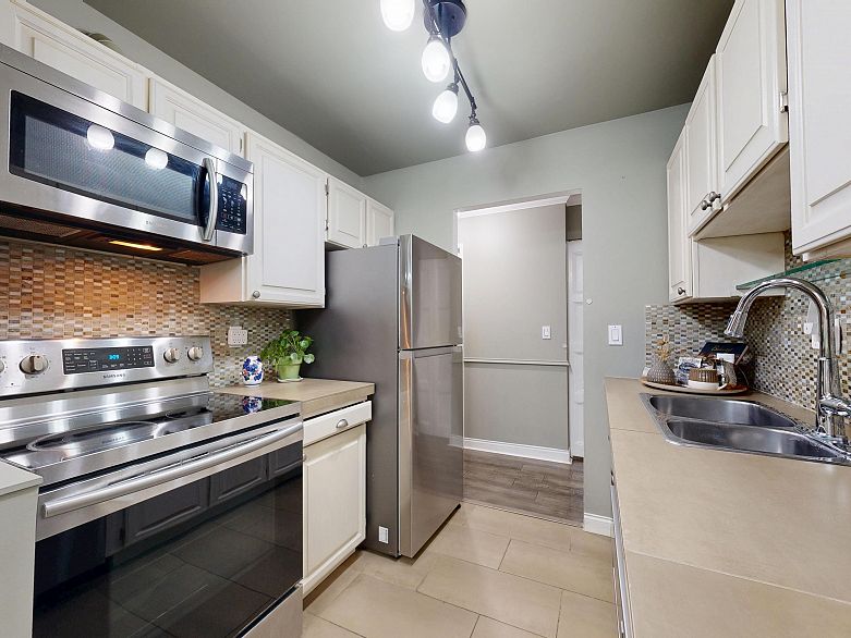 510 1405 W 15th Avenue