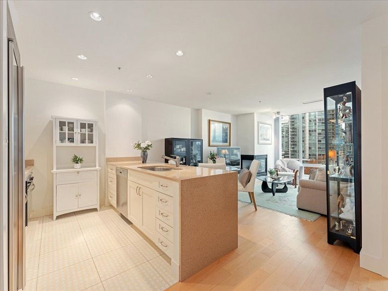 1008 590 Nicola Street