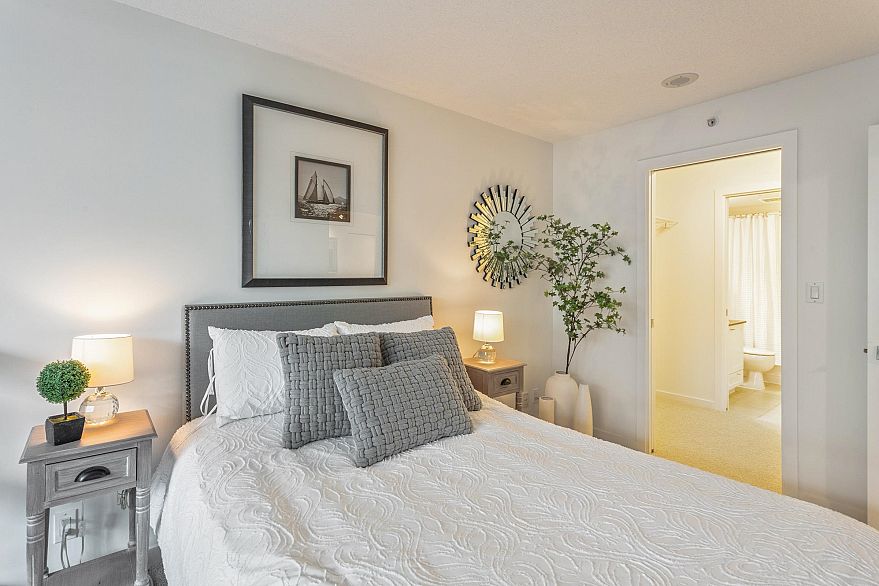 303 933 Hornby Street