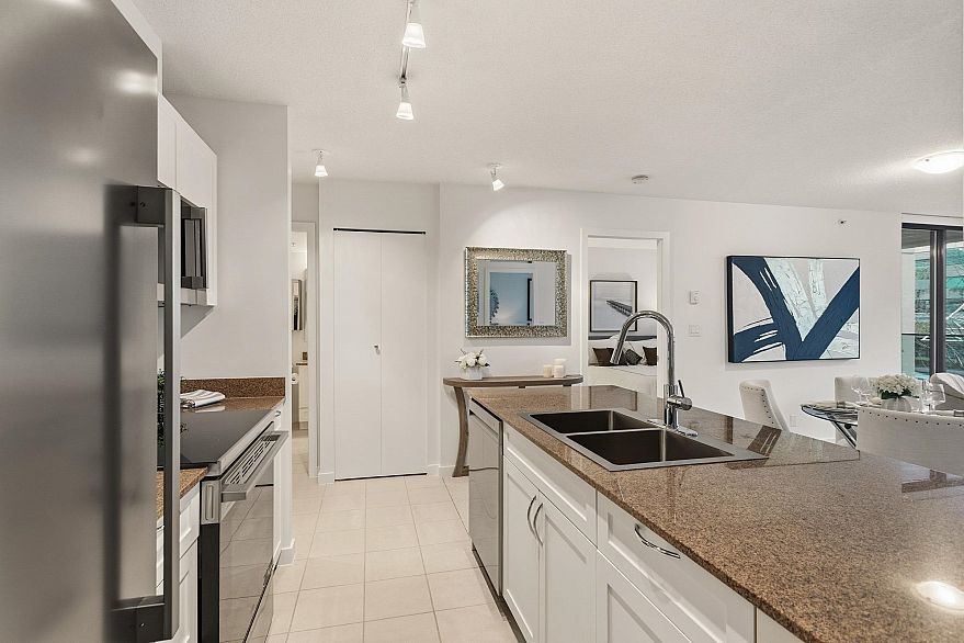 303 933 Hornby Street