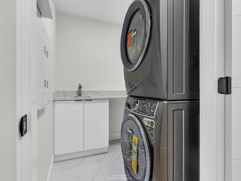 2 5221 Clarendon Street