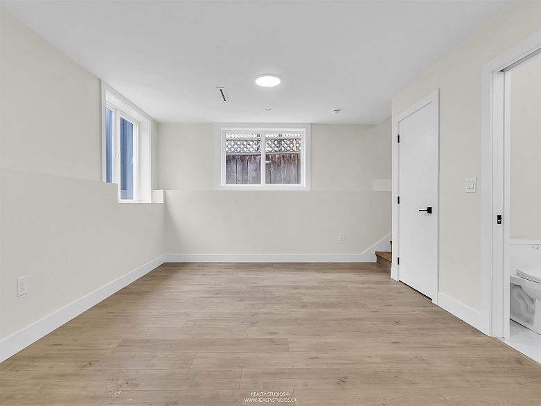 2 5221 Clarendon Street