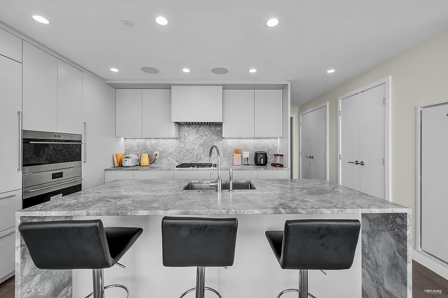 1906 7433 Cambie Street