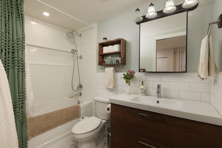 101 2133 Dundas Street