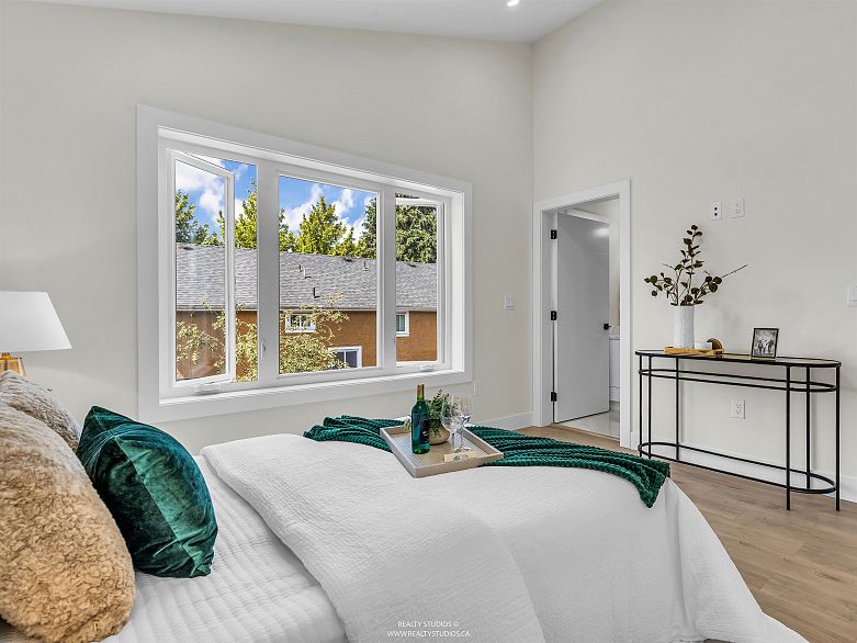 2 5221 Clarendon Street