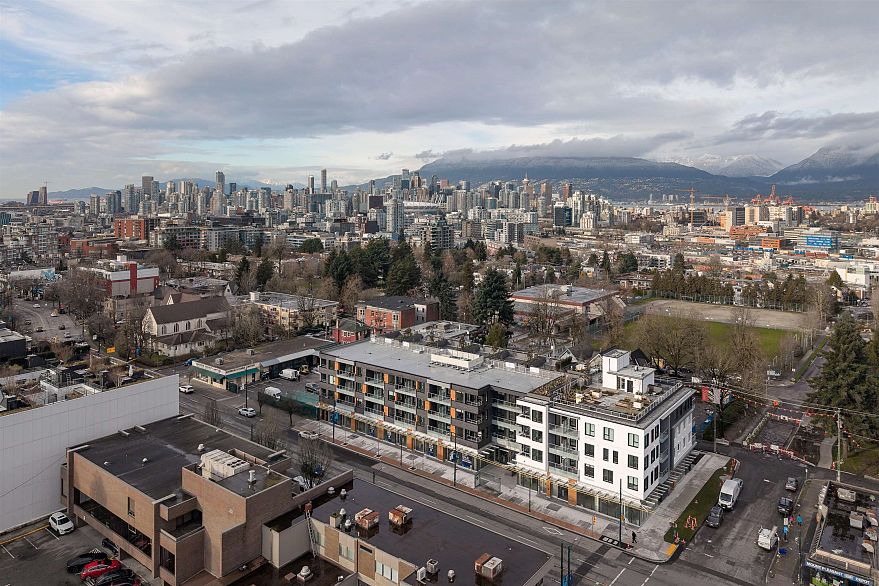 406 2471 Saint George Street