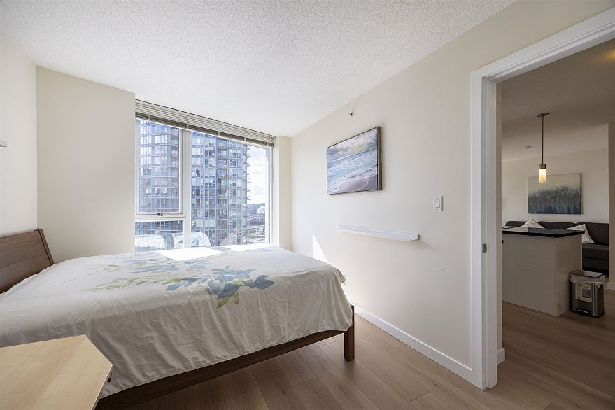 1906 188 Keefer Place