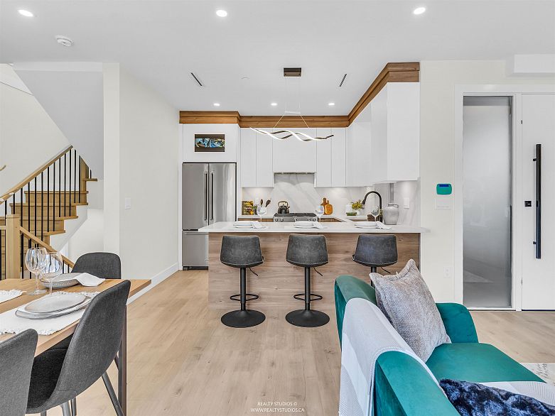 2 5221 Clarendon Street