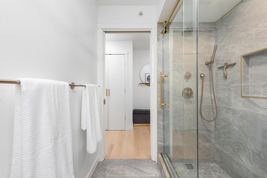 1203 969 Richards Street