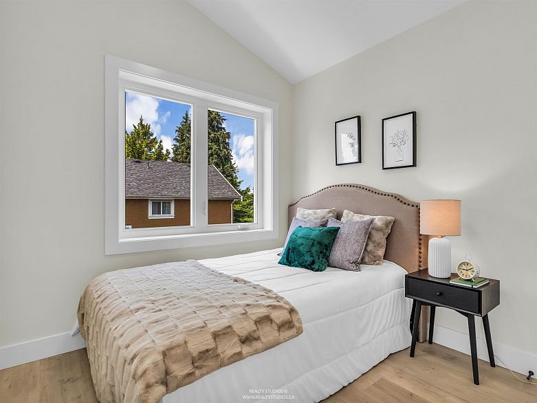 2 5221 Clarendon Street