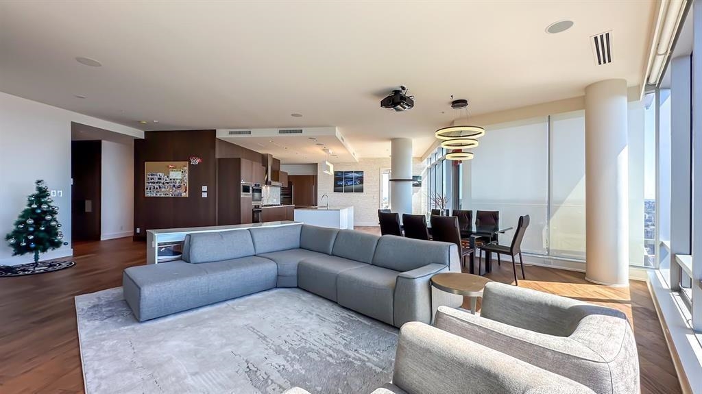 5004 1128 W Georgia Street