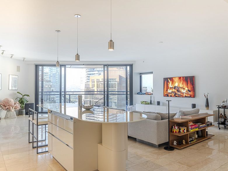 2106 838 W Hastings Street