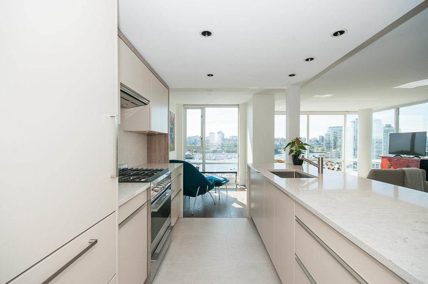 1703 1067 MARINASIDE CRESCENT, Vancouver BC V6Z 3A4