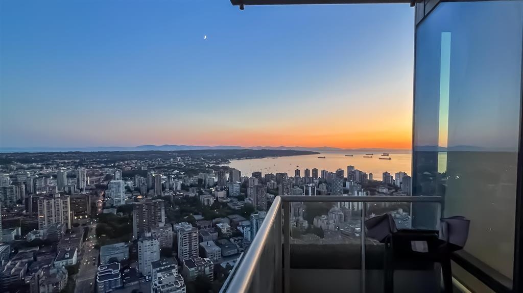 5004 1128 W Georgia Street