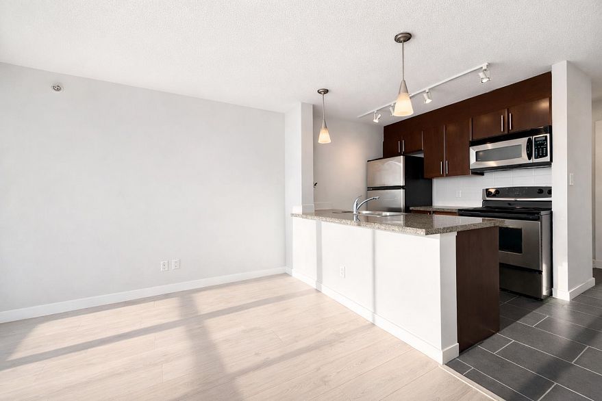 2803 688 Abbott Street