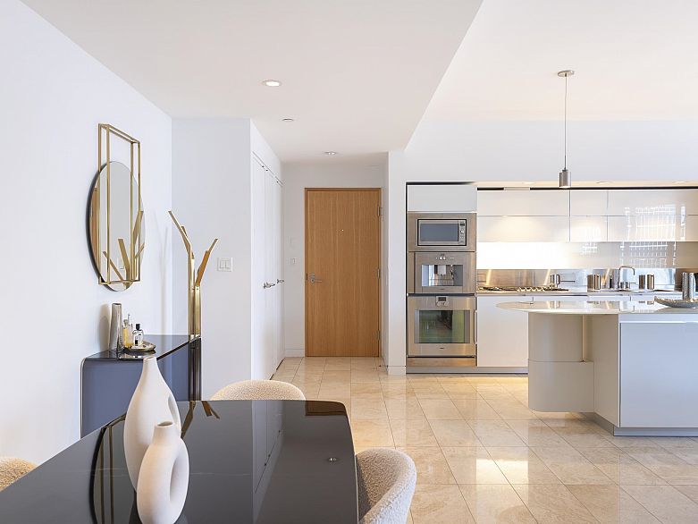 2106 838 W Hastings Street