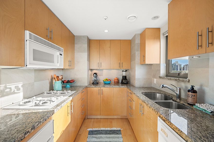 1901 1710 Bayshore Drive