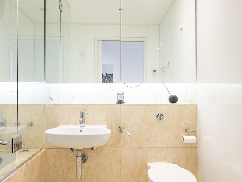 2106 838 W Hastings Street