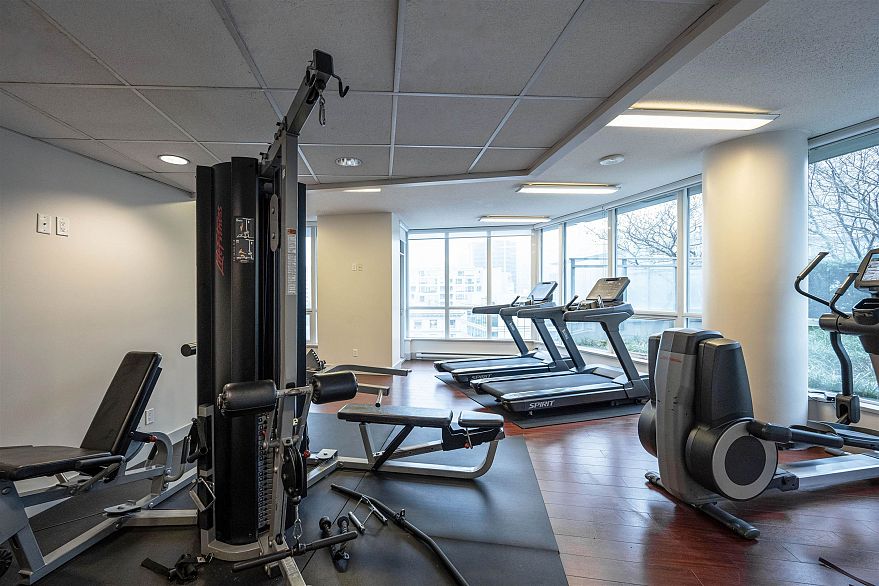 2602 833 Seymour Street