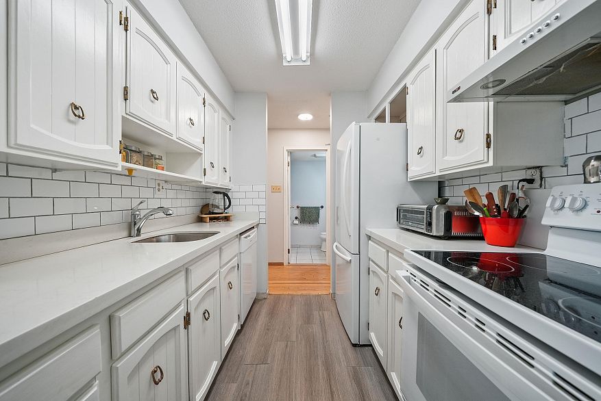 202 8770 Laurel Street