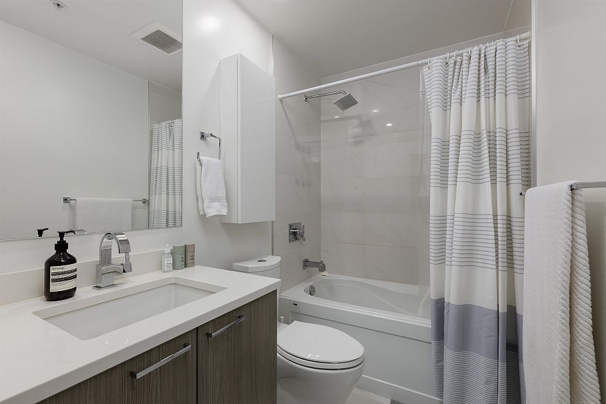 204 979 E 19th Avenue