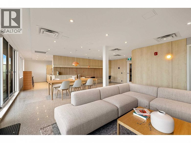 306 2471 Saint George Street