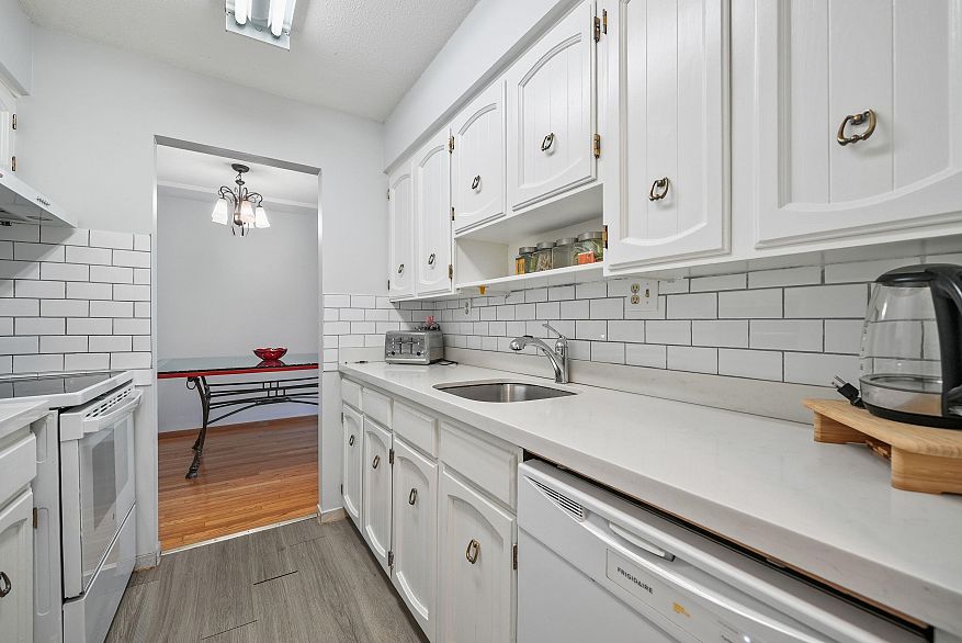 202 8770 Laurel Street