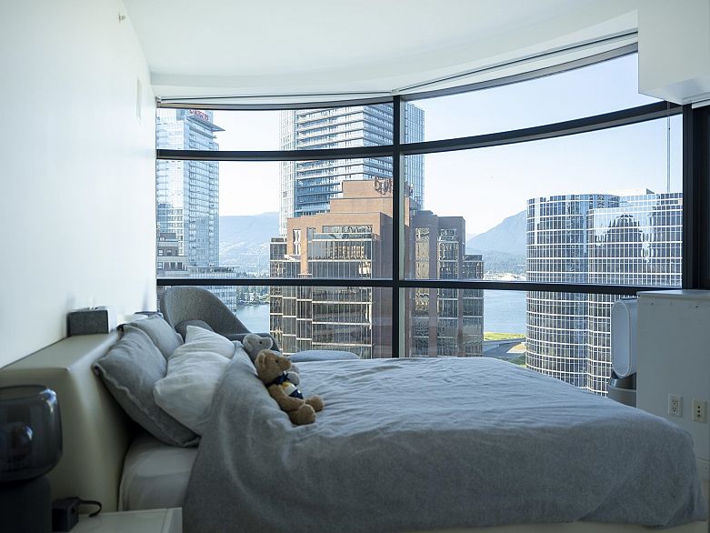 2106 838 W Hastings Street