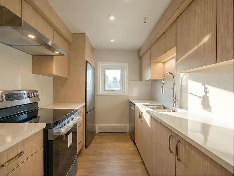 1102 1318 Homer Street