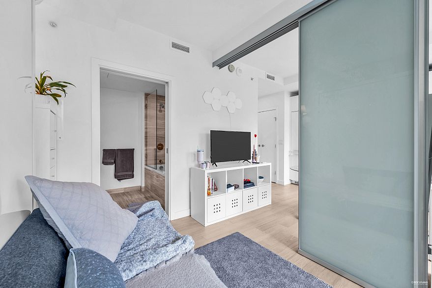 303 1480 Howe Street