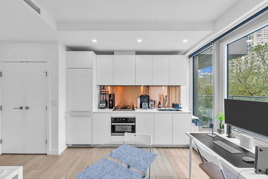 303 1480 Howe Street