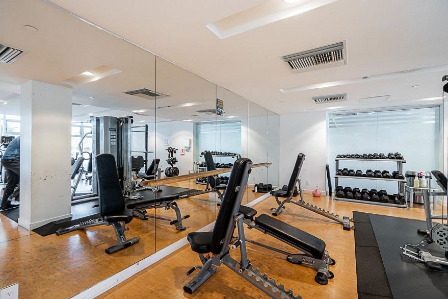 301 4638 Gladstone Street