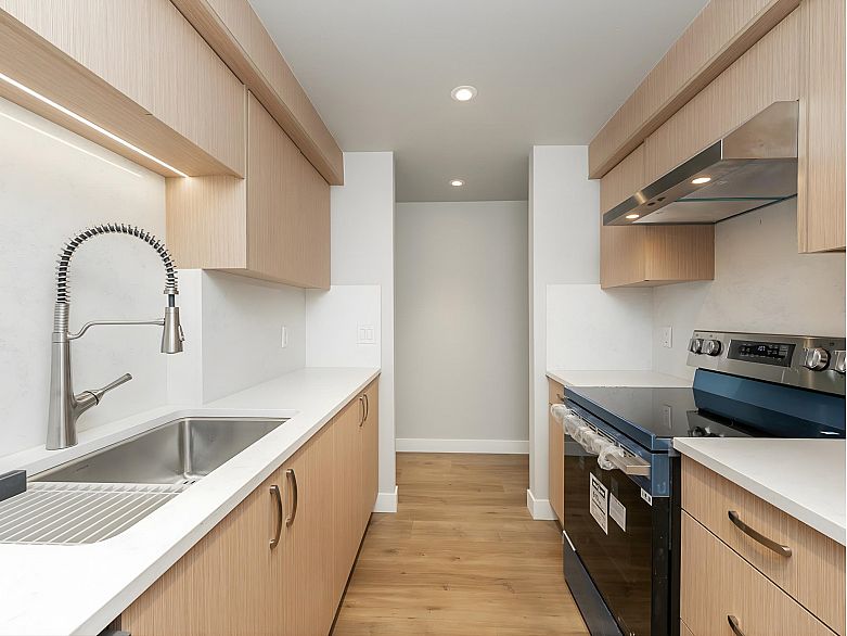 1102 1318 Homer Street