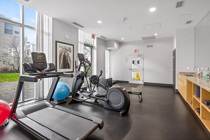 502 1833 Crowe Street