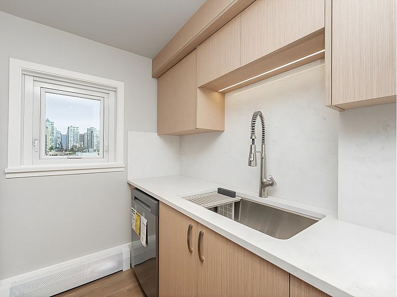 1102 1318 Homer Street