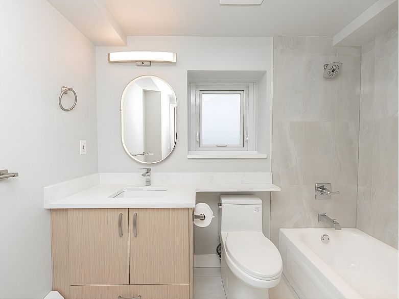 1102 1318 Homer Street