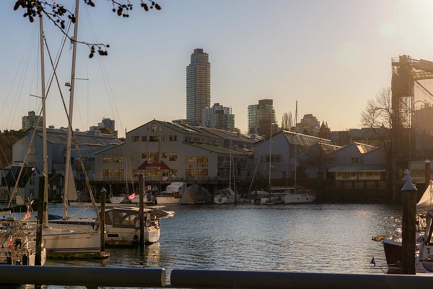 805 628 Kinghorne Mews