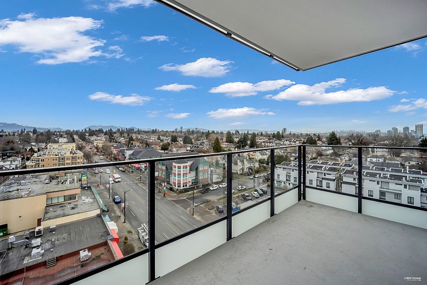 402 8415 Granville Street