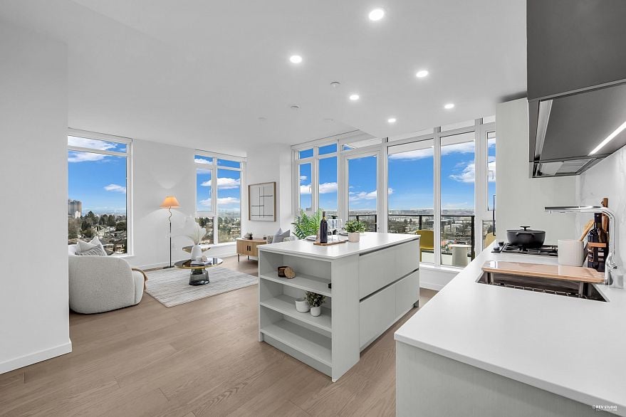 805 8415 Granville Street