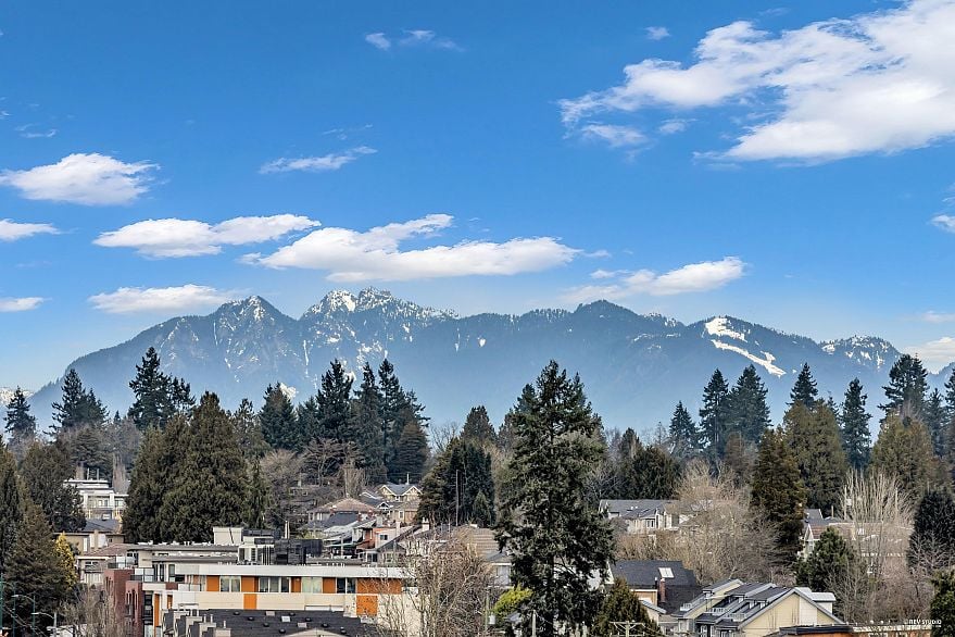 402 8415 Granville Street