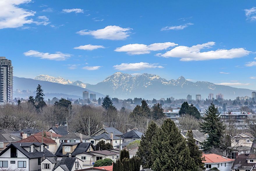 402 8415 Granville Street