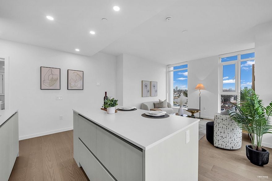 805 8415 Granville Street