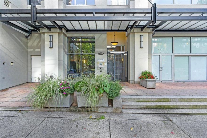 PH 2801 1238 Richards Street