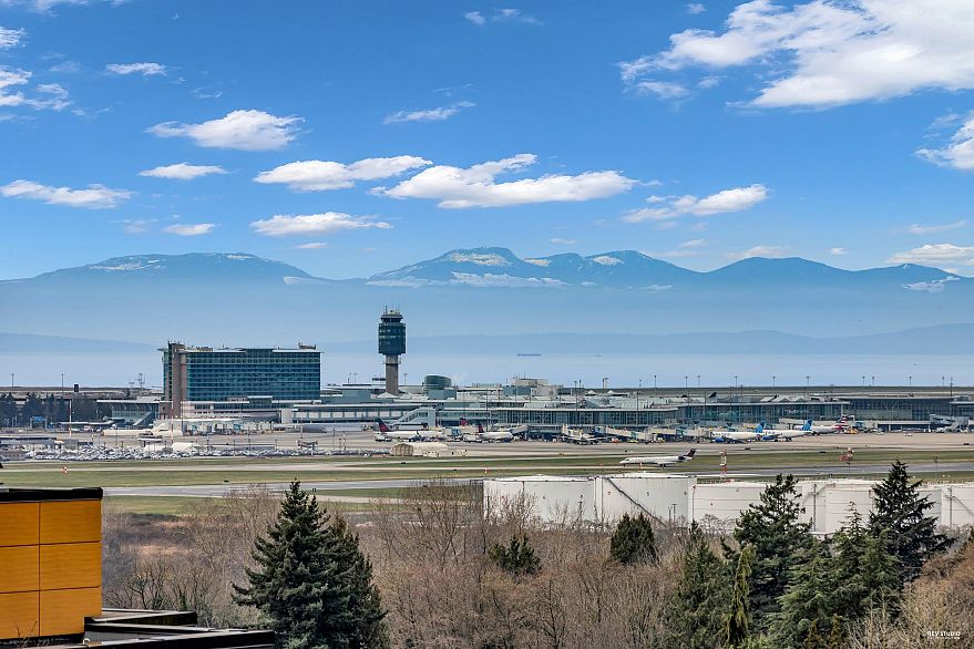 805 8415 Granville Street