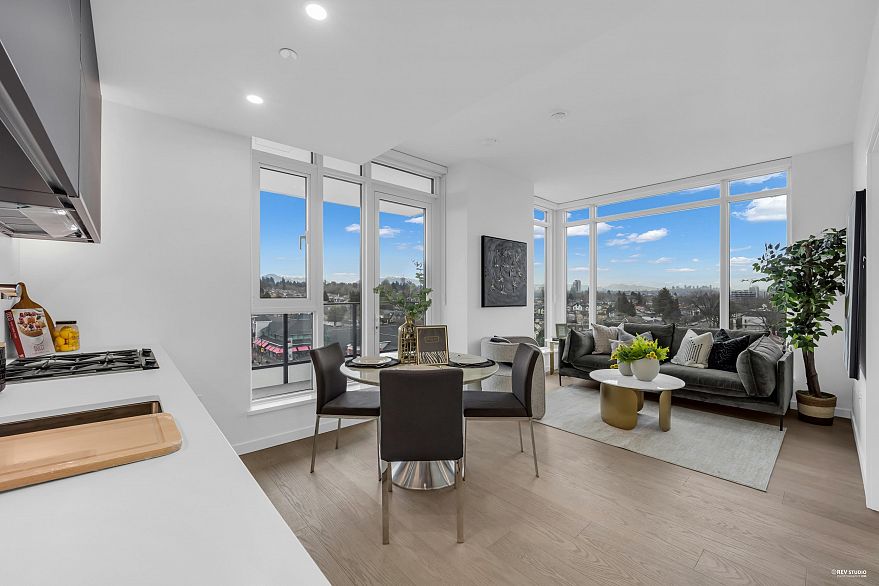 402 8415 Granville Street