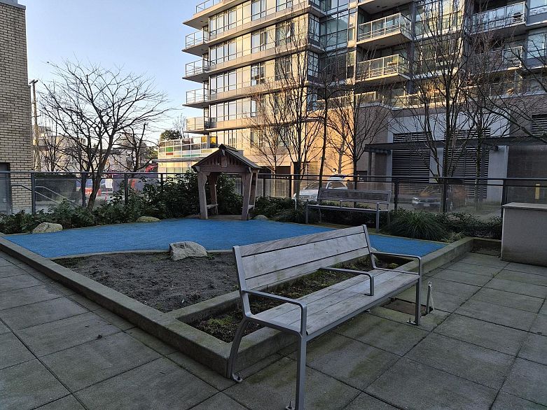 317 2033 W 10th Avenue