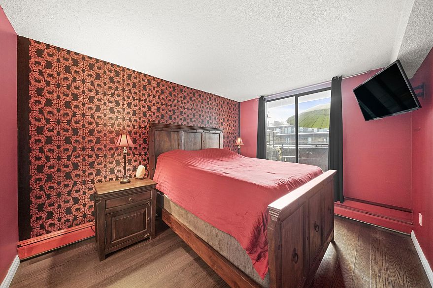 400 1455 Robson Street