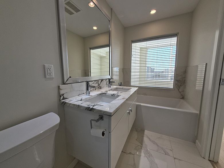 317 2033 W 10th Avenue